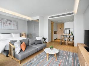 TV a/nebo společenská místnost v ubytování Oakwood Suites Bangkok