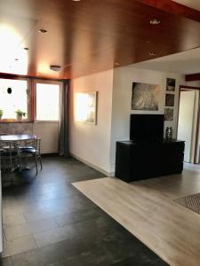 Lägenhet med 3 sovrum, terass och egen parkering في Oxie: غرفة معيشة مع تلفزيون وطاولة
