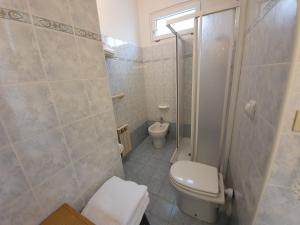 フィナーレ・リーグレにあるResidence Olivottiの小さなバスルーム(トイレ、シャワー付)