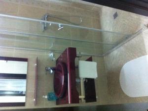 プレデアルにあるVila Zenobiaのバスルーム(鏡、シンク、シャワー付)