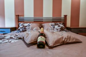 una bottiglia di champagne seduta su un letto di Lux Apartman Cvetkovic a Kraljevo