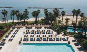 een luchtzicht op een resort met een zwembad en het strand bij Annabelle in Paphos City