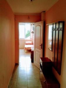 um quarto com um corredor com uma porta e uma janela em Vila Gerbera em Sutomore