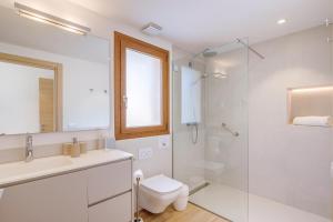 A bathroom at Ca'n Gatulux