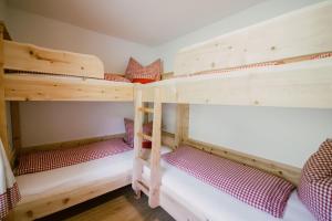 a couple of bunk beds in a room at Natur genießen am Nedererhof - Apartment Gamskar in Schmirn
