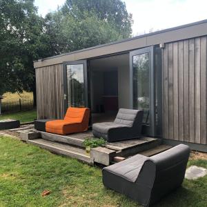 a tiny house with two chairs and a couch at Op de linge in Rumpt