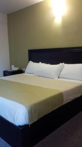 Postel nebo postele na pokoji v ubytování CHN Hotel Monterrey Santa Fe