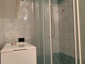 y baño con ducha, aseo y lavamanos. en CHALET ARIANNA, en Molveno