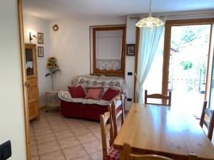 莫爾韋諾的住宿－CHALET ARIANNA，客厅配有桌子和沙发
