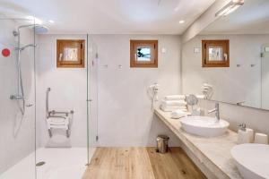 A bathroom at Ca'n Gatulux