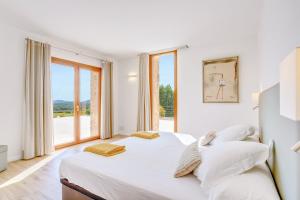 A bed or beds in a room at Ca'n Gatulux