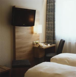 TV a/nebo společenská místnost v ubytování Hotel Jedermann