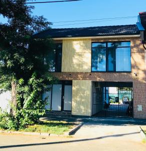 a brick house with black doors and windows at Mira apartman in Debrecen