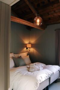 
Ein Bett oder Betten in einem Zimmer der Unterkunft Nusfjord Arctic Resort
