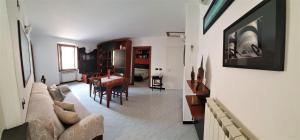 un soggiorno con divano e una sala da pranzo di Cà du Punte a Monterosso al Mare