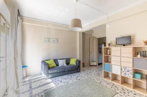 a living room with a couch and a tv at Appartamento Marco Polo in Viareggio