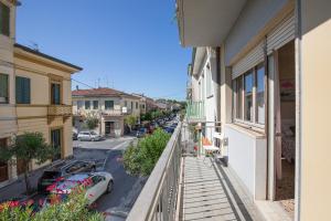 an apartment balcony with a view of a street at Appartamento Marco Polo in Viareggio