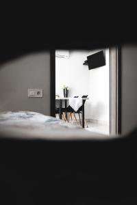 ベケスゼンタンドラスにあるFüzeskerti Apartmanházのベッドルーム1室(ベッド1台、テーブル、椅子付)