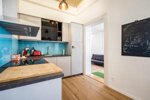 Kuchyňa alebo kuchynka v ubytovaní BpR Stylish VAGABOND Apartment with AC