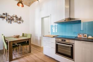 Kuchyňa alebo kuchynka v ubytovaní BpR Stylish VAGABOND Apartment with AC