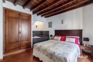a bedroom with a bed and a bath tub at San José Apartments in Granada +33 photos