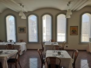 A restaurant or other place to eat at Hotel San Giuliano