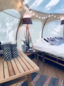 uma tenda com um banco e uma mesa em Slite Strand resort em Slite
