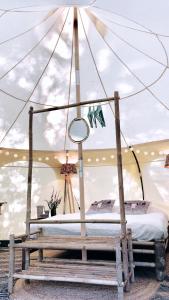 - une chambre avec un lit dans une tente dans l'établissement Slite Strand resort, à Slite