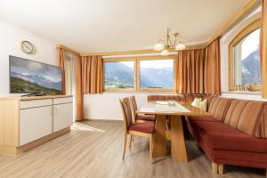 un soggiorno con divano e tavolo di Edelweiss a Ramsau im Zillertal