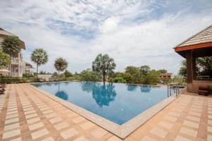uma piscina num resort com um fundo de céu em Ananda Lanta Resort - SHA Extra Plus em Ko Lanta