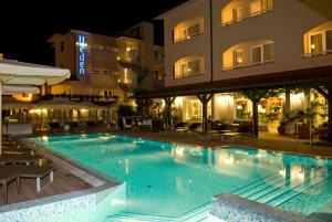 The swimming pool at or close to Hotel Eden