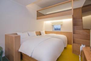 BLO BY BLO HOTEL客房内的一张或多张床位