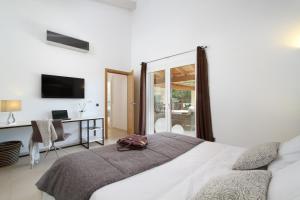 サ・ポブラにあるVilla Albaのベッドルーム(ベッド1台、デスク、テレビ付)