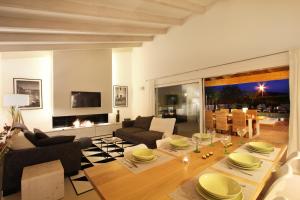 ein Wohnzimmer mit Sofa und Tisch in der Unterkunft Villa Alba in Crestatx