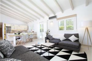 ein Wohnzimmer mit Sofa und Tisch in der Unterkunft Villa Alba in Crestatx