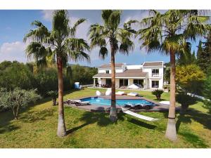 una casa con una piscina entre dos palmeras en Modern Palmeras, en Pollensa