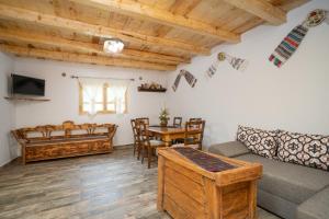 a living room with a couch and a table at Casa Bunicilor Apuseni in Geogel