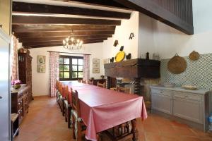 a kitchen with a table and chairs in a room at El Bikoro in Port de Pollensa