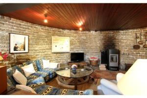 - un salon avec des canapés et un mur en briques dans l'établissement El Bikoro, à El Port