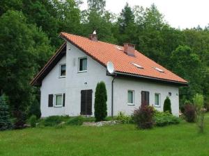ストロニエ・シロンスキエにあるLeśna Strugaの畑のオレンジ色の屋根の白い家