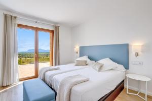 A bed or beds in a room at Ca'n Gatulux