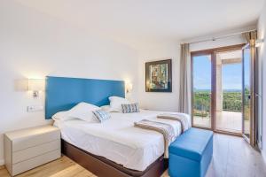 A bed or beds in a room at Ca'n Gatulux