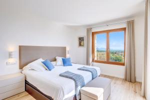 A bed or beds in a room at Ca'n Gatulux