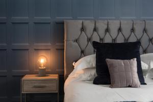 a bed with a lit lamp on a nightstand with a bed sidx sidx sidx at Aura Retreat with Free Parking in York