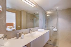A bathroom at Ca'n Gatulux