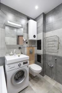 a bathroom with a washing machine and a toilet at Апартаменты Азбука на Телецентре (Конгресс-Холл) in Ufa