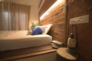 1 dormitorio con 1 cama con cabecero de madera en InDa hotel en Varkala