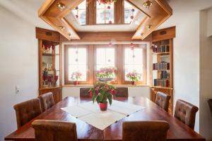 ツァウヘンゼーにあるHotel Enzian by Alpeffect Hotelsの木製のテーブルと椅子のあるダイニングルーム