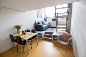 una pequeña sala de estar con mesa y sillas. en Vita Sana Apartments&SPA - Family loft, en Zlín