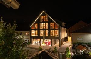 a large building with many windows at night at Hotel ten Hoopen Restaurant Deele in Warburg
